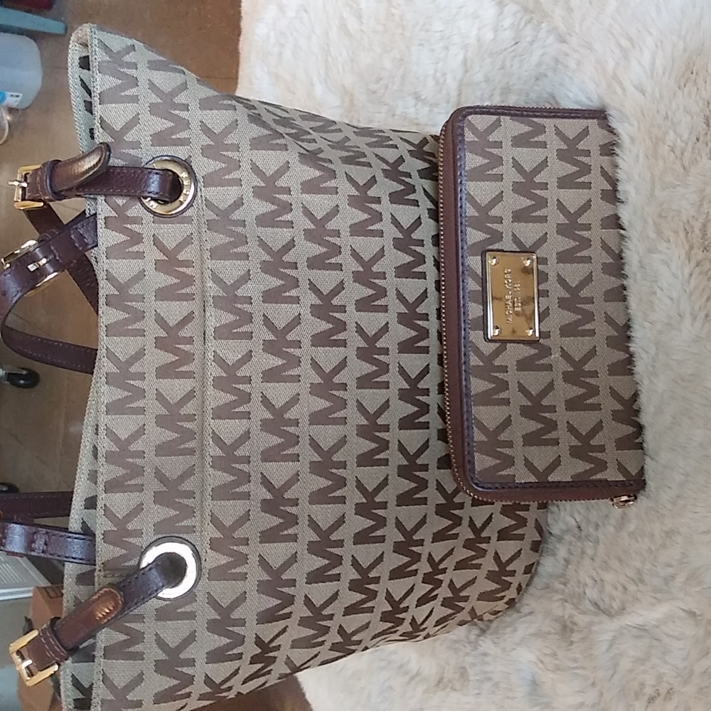 VGUC. Michael kors tote with matching expandable full length wallet. - Picture 2 of 11